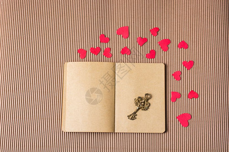 笔记本周围的纸红心带有装饰反写键图片