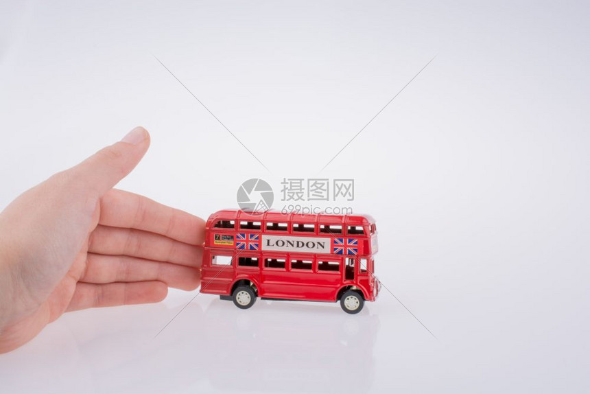 儿童手玩伦敦双甲牌夜车白色背景巴士模式图片