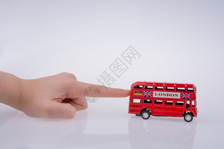 儿童手玩伦敦双甲牌夜车白色背景巴士模式图片