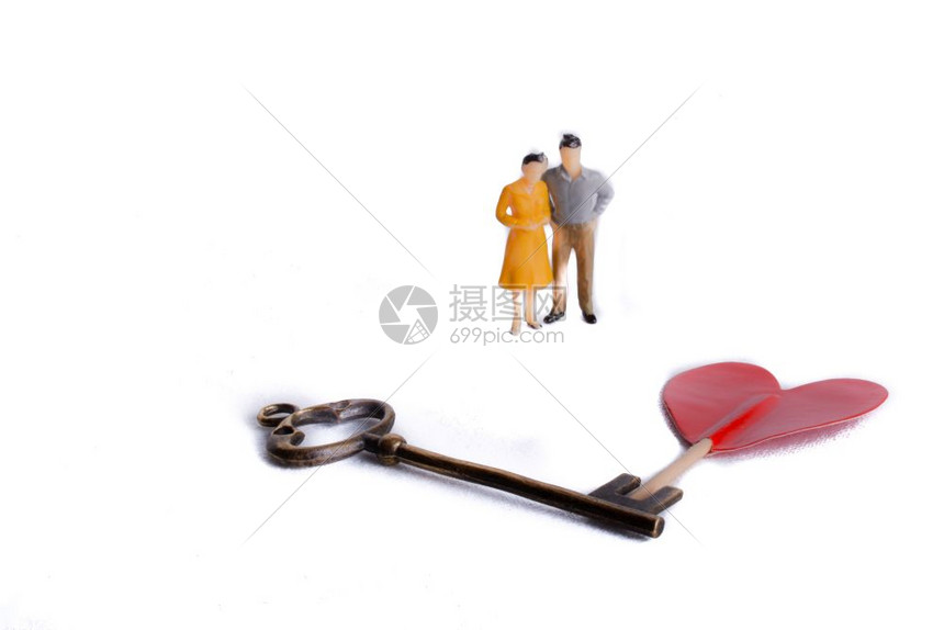一对情侣站在心脏形状和白色背景钥匙的前面图片