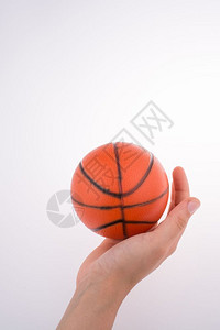 手持橙色篮球模型白背景图片