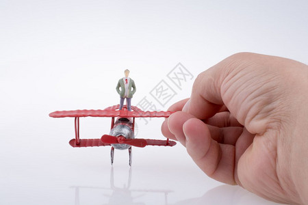 手握飞机模型上面的人偶图片