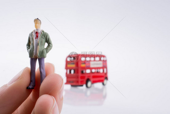 白色背景的伦敦公交车附近的人型图片