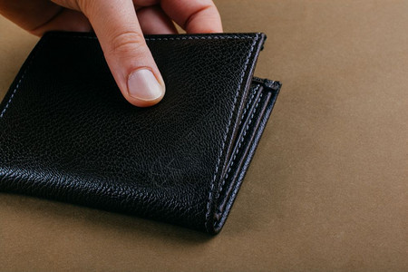 手储蓄和融资概念中的棕皮钱包图片