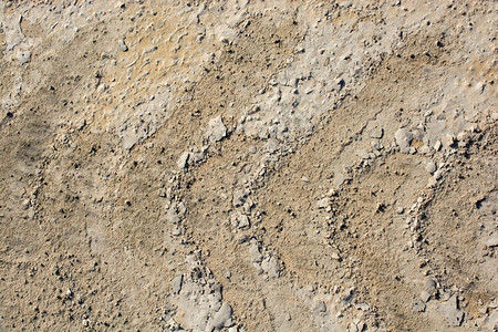 混凝土上的轮胎轨迹印作为抽象的泥板纹理图片