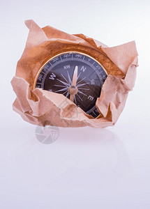 用棕纸包裹的黑色指南针仪器背景图片