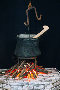 用于烹饪的旧金属锅炉项目图片