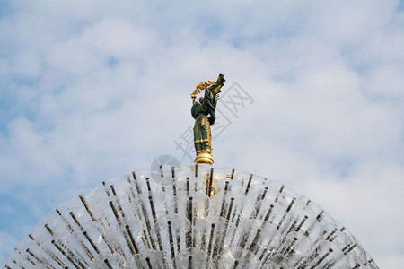 一个天使雕像由铜和金盘组成的天使站在基辅市中心高的柱子上图片
