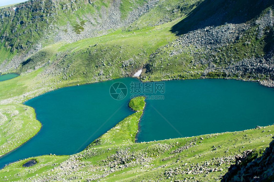 土耳其Artvin省绿色自然背景的高原湖图片