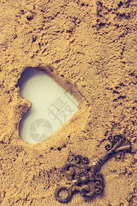 在棕沙上制造的心形和脏状图片