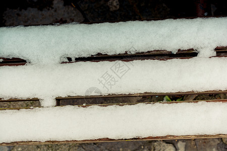 寒的街头长凳上白雪图片