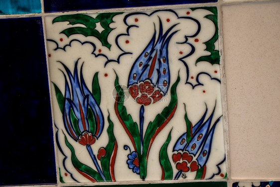 古老的土制瓷砖有花卉形态图片