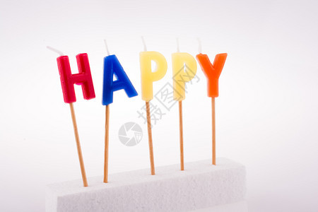 木棍上的彩色蜡烛写着快乐的字图片