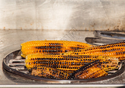 鱼角的玉米内核被剥皮和烧烤图片