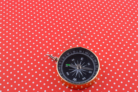 红色背景的retro指南针图片素材