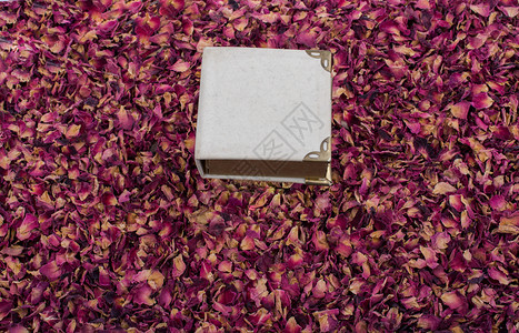 干玫瑰花瓣作为草药茶的背景图片