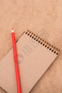 小模型埃菲尔铁塔笔记本和棕色背景的铅笔图片