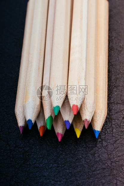 彩色铅笔绘画和等多种颜色矢量图片