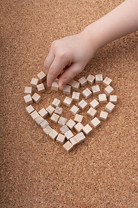 小木方块形成心脏状或情人节日符号和手图片