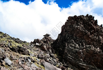 散落着石头的山景山地景观没有植被的岩石散落着石头的山景山地景观图片