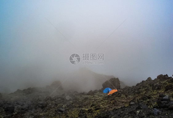 散落着石头的山景山地景观没有植被的岩石散落着石头的山景山地景观图片