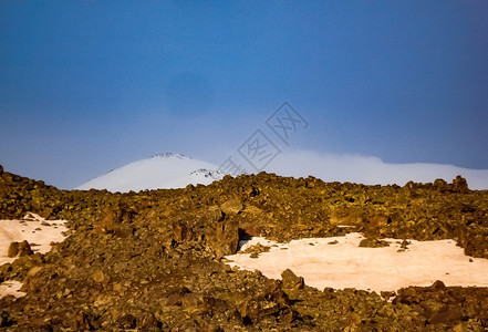 散落着石头的山景山地景观没有植被的岩石散落着石头的山景山地景观图片