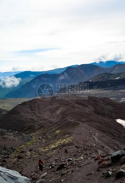 散落着石头的山景山地景观没有植被的岩石散落着石头的山景山地景观图片