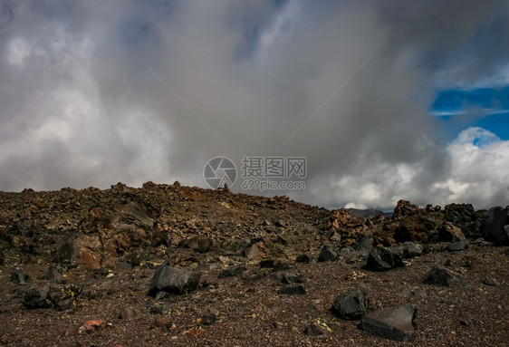 散落着石头的山景山地景观没有植被的岩石散落着石头的山景山地景观图片