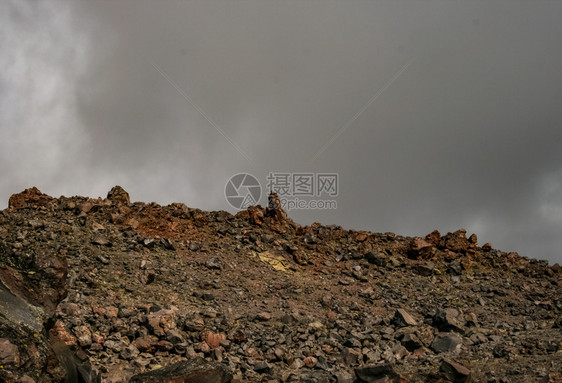 散落着石头的山景山地景观没有植被的岩石散落着石头的山景山地景观图片