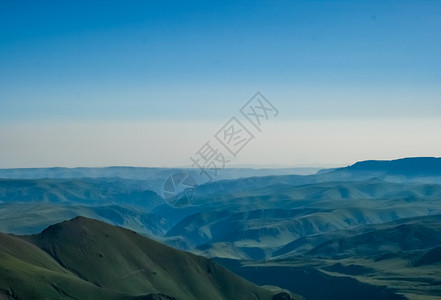 散落着石头的山景山地景观没有植被的岩石散落着石头的山景山地景观图片