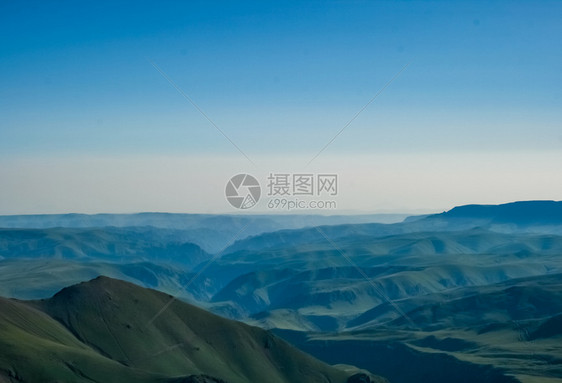 散落着石头的山景山地景观没有植被的岩石散落着石头的山景山地景观图片