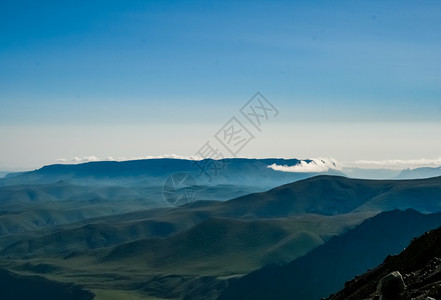 散落着石头的山景山地景观没有植被的岩石散落着石头的山景山地景观图片