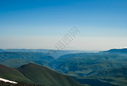 散落着石头的山景山地景观没有植被的岩石散落着石头的山景山地景观图片