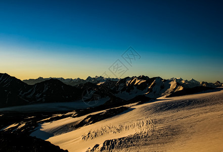 洛杉矶落日时的山峰雪景图片