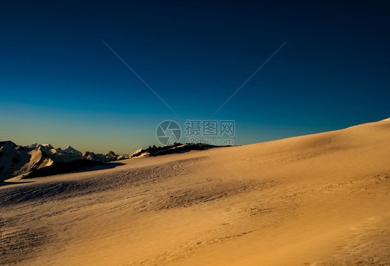 洛杉矶落日时的山峰雪景图片