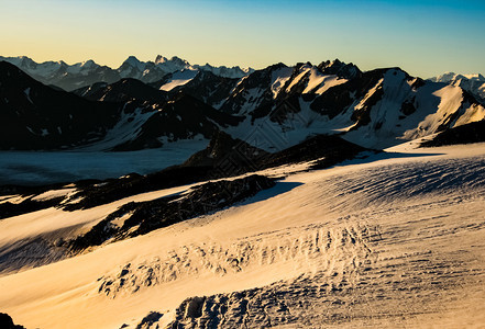 洛杉矶落日时的山峰雪景图片