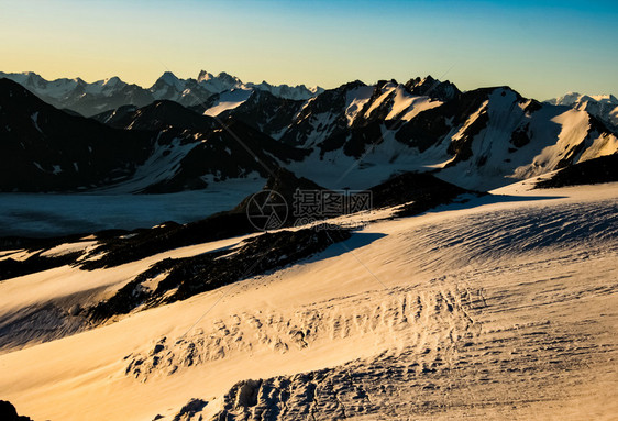 洛杉矶落日时的山峰雪景图片