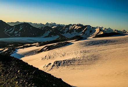 洛杉矶落日时的山峰雪景图片