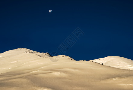 在雪山上空中的月亮图片