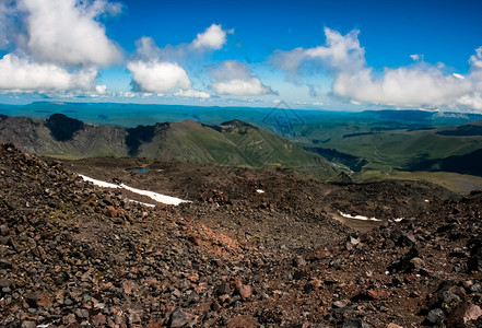 散落着石头的山景山地景观没有植被的岩石散落着石头的山景山地景观图片