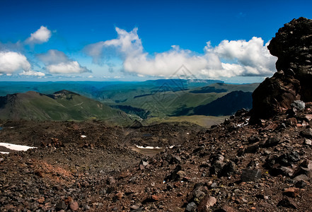 散落着石头的山景山地景观没有植被的岩石散落着石头的山景山地景观图片