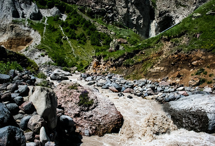 一条山河山中奔腾的溪水一条山河山中奔腾的溪水图片