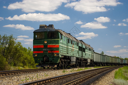 俄罗斯新西伯利亚2018年7月日火车或发动机是铁路运输工具为火车提供动力火车或发动机是铁路运输工具为火车提供动力背景图片