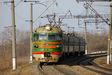 俄罗斯新西伯利亚2018年7月日火车或发动机是铁路运输工具为火车提供动力火车或发动机是铁路运输工具为火车提供动力图片
