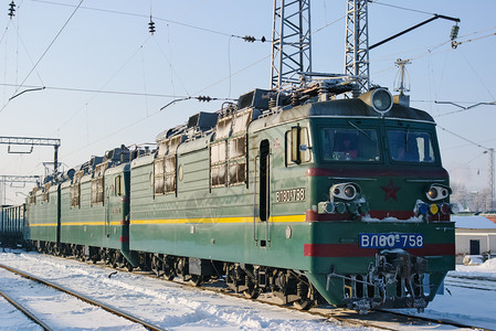 俄罗斯新西伯利亚2018年月4日火车或引擎是铁路运输工具为火车提供动力火车或引擎是铁路运输工具为火车提供动力图片