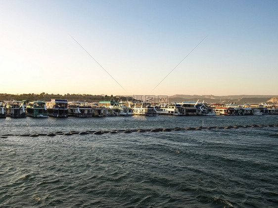 鲍威尔湖以科罗拉多河为基地对峡谷景色很好犹他州鲍威尔湖上美丽的峡谷和孤寂岩石鲍威尔湖上美丽的峡谷和孤寂岩石鲍威尔湖上美丽的峡谷和图片