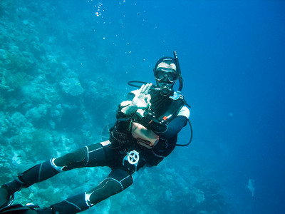 泰国普吉海岸近2018年6月日珊瑚礁上潜水的员珊瑚礁上潜水的员图片