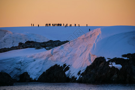 南极洲海岸的风景山脉覆盖着冰雪和冷的海洋图片