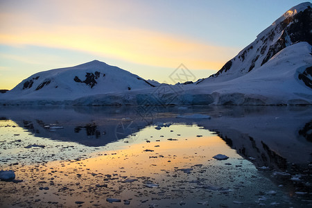 南极洲海岸景观山脉覆盖着冰雪和冷的海洋图片