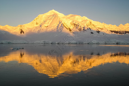 南极洲海岸景观山脉覆盖着冰雪和冷的海洋图片